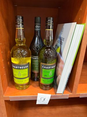 des bouteilles d'alcool et des livres sur une étagère dans un magasin