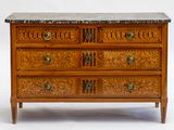 une commode à dessus de marbre sur fond blanc