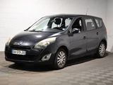 la photo d'une petite voiture noire garée dans un garage