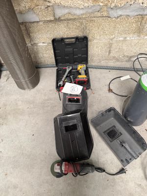 une boîte à outils posée par terre à côté d'une poubelle