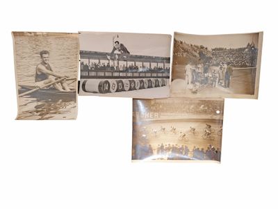 Ensemble de quatre photographies de sports : -Stade Roland G…
