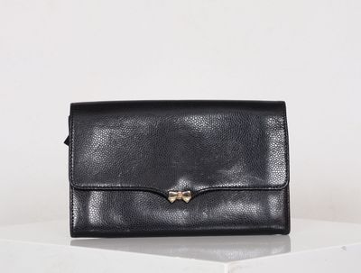 NINA RICCI, Paris. Porte-monnaie en cuir grainé noir, ouvert…