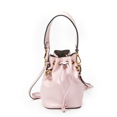 un sac seau rose sur fond blanc
