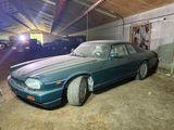 une photo d'une voiture garée dans un garage
