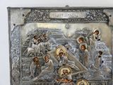 une image représentant une assiette en argent sur laquelle figure le portrait d'un groupe de personnes