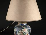 une photo d'une lampe de table surmontée d'un abat-jour