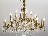 l'image d'un lustre auquel sont suspendues de nombreuses lumières