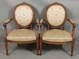 paire de fauteuils français en noyer sculpté, de style Louis XVI