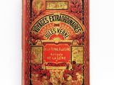 un vieux livre à la couverture rouge posé sur une surface blanche