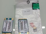 deux appareils électroniques posés sur une table