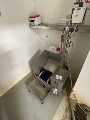 une machine qui se trouve dans le coin d'une pièce