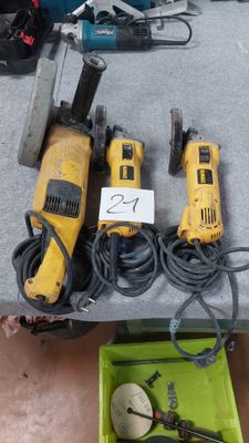 deux outils électriques posés sur une table à côté d'une boîte verte