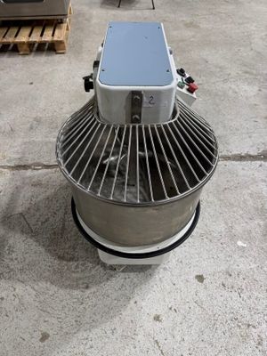 a machine that is sitting on the ground in a warehouse
