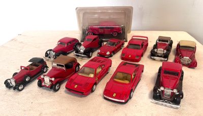 un grand nombre de petites voitures posées sur une table