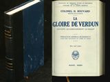 deux livres posés l'un à côté de l'autre sur une table