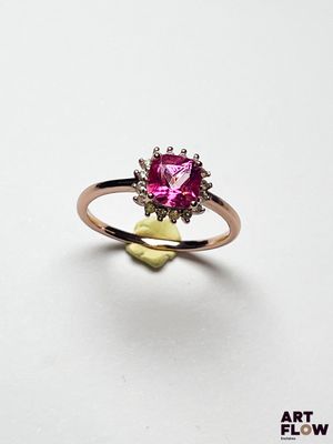 un gros plan d'une bague sertie d'une pierre rose