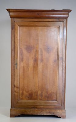 un meuble en bois surmonté d'une porte