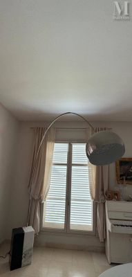 une image d'un salon avec un canapé et une lampe