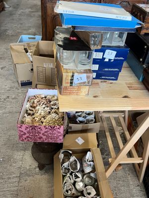 une table sur laquelle sont posés plusieurs objets