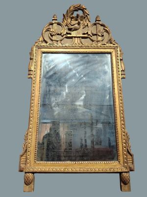 un miroir accroché au mur