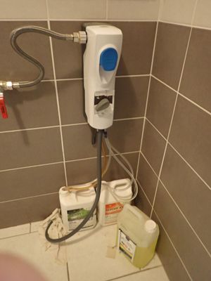 des toilettes avec un sèche-mains à côté