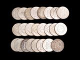 un grand nombre de pièces de monnaie qui se trouvent sur une surface noire