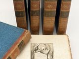 plusieurs vieux livres posés les uns sur les autres sur une table