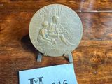 une plaque en or avec la photo d'un homme et d'une femme