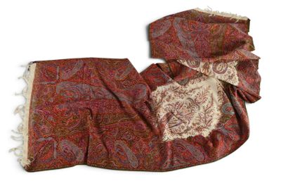 une écharpe rouge avec un motif paisley