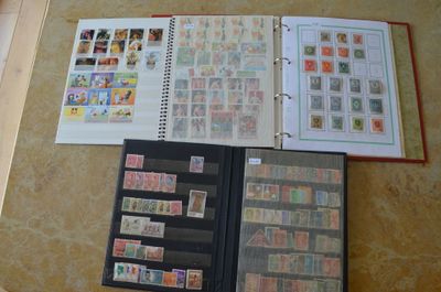 beaucoup de timbres sur la table et un livre sur la table