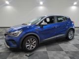 une voiture bleue est garée sur le sol à carreaux d'un garage