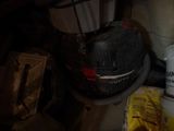 une photo d'un casque et d'un pot de peinture