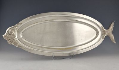 un plateau ovale en argent orné d'un motif de poisson