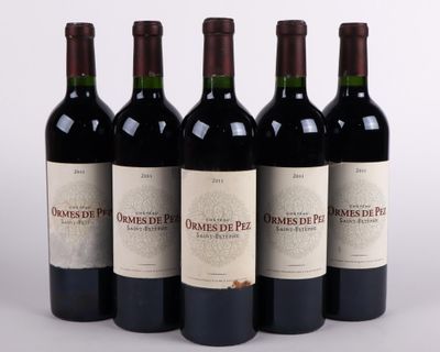 quatre bouteilles de vin rouge sont alignées