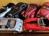 de nombreuses petites voitures posées sur une table en bois