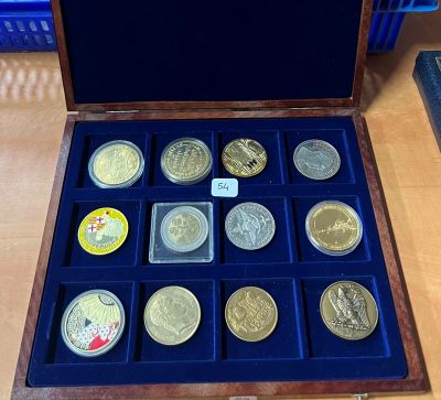 une boîte en bois contenant toutes sortes de pièces de monnaie