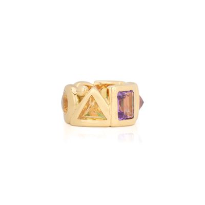 gros plan d'une bague en or avec une pierre violette