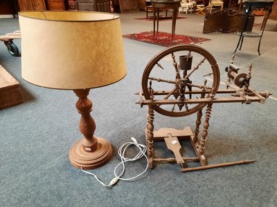 une lampe et un rouet posés par terre