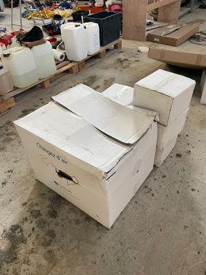 de nombreux cartons empilés sur une palette dans un entrepôt
