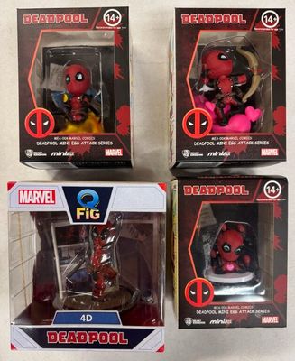 un lot de quatre figurines Deadpool dans leurs boîtes, posées sur une table