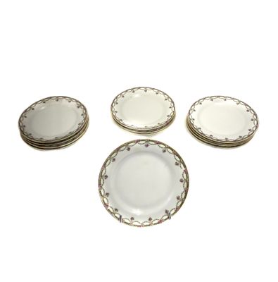 un lot de six assiettes plates blanches et dorées sur fond blanc