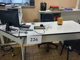 un bureau équipé d'un écran d'ordinateur et d'une imprimante