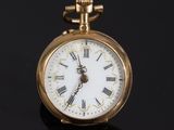 une montre de poche ancienne en or, avec des chiffres romains sur un cadran noir