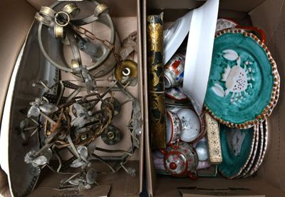 une boîte pleine d'objets assortis qui se trouvent dans la boîte