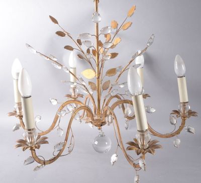 une image représentant un lustre à quatre lumières orné d'un motif à la feuille d'or