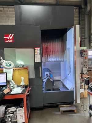 un homme qui se tient devant une machine