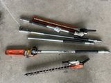 Plusieurs types d'outils sont disposés par terre