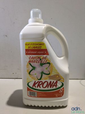 la bouteille de liquide est posée sur le plan de travail, à côté d'une autre bouteille de liquide