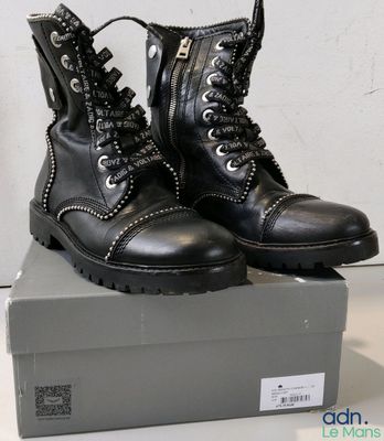 une paire de bottes noires posées sur une boîte