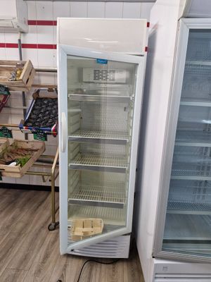 deux réfrigérateurs qui se trouvent dans un magasin